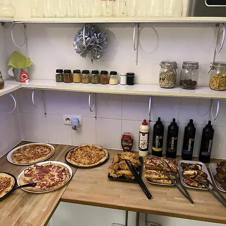 Greg&tom Party אכסניה