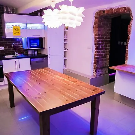 Greg&tom Party אכסניה